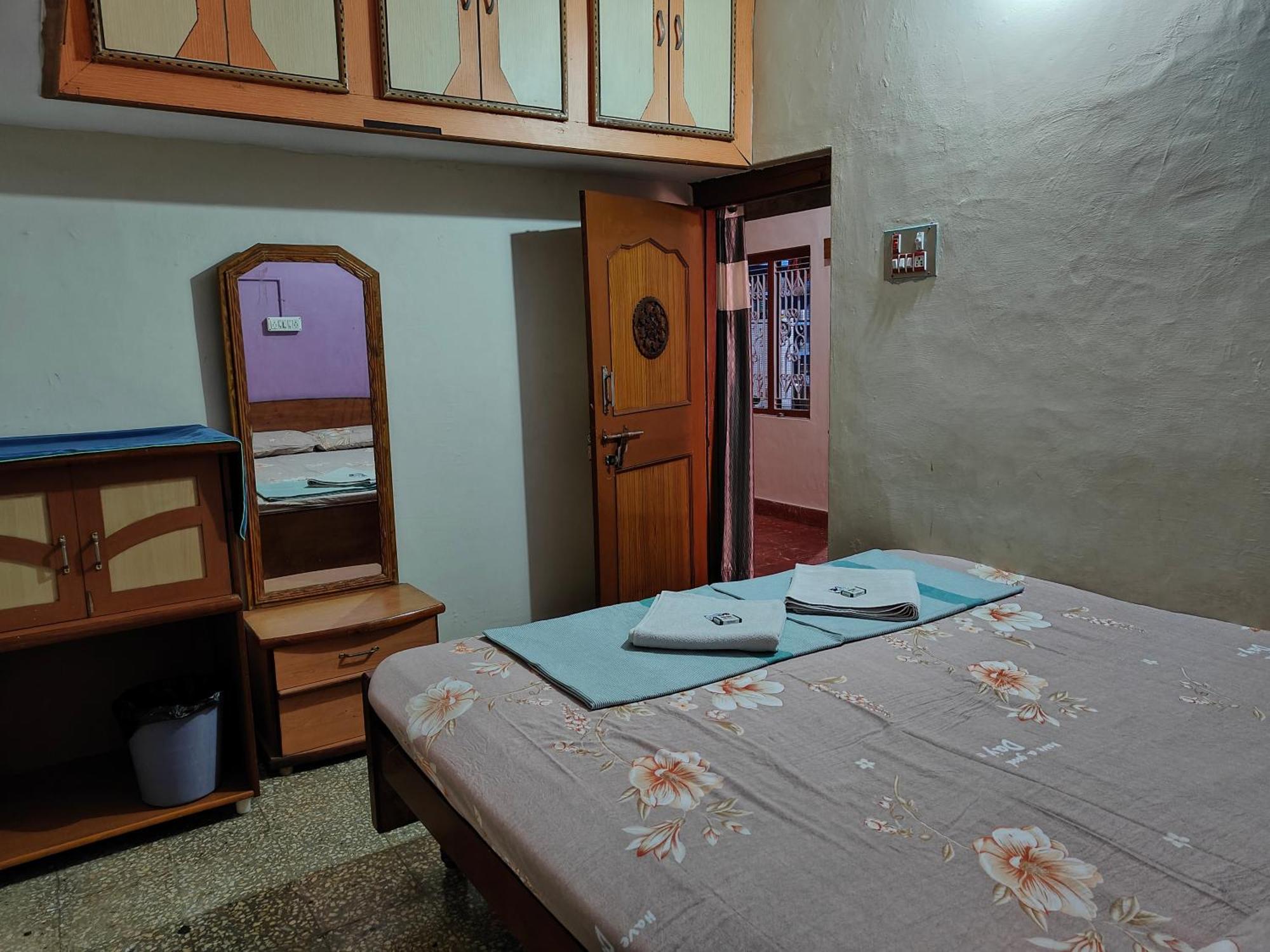 Rocky Guesthouse Hampi Esterno foto