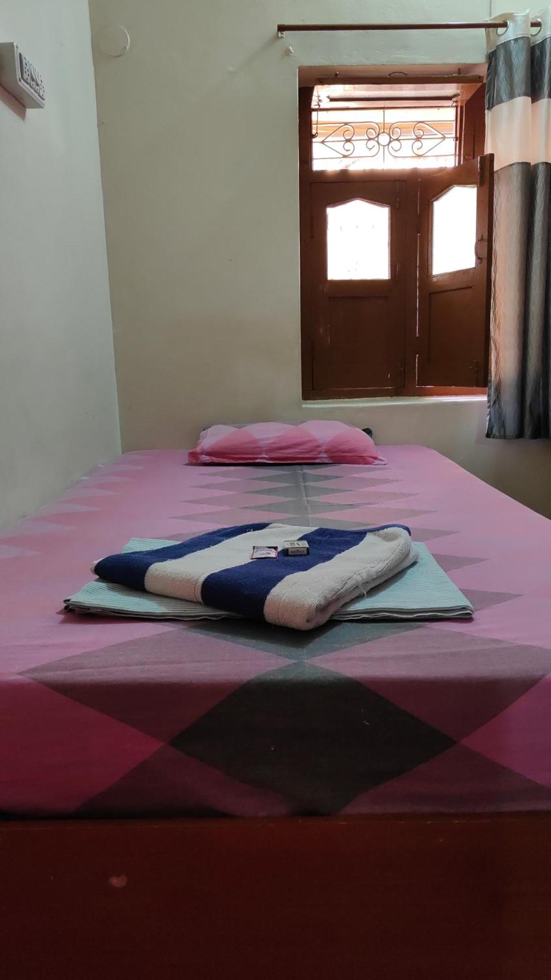 Rocky Guesthouse Hampi Esterno foto